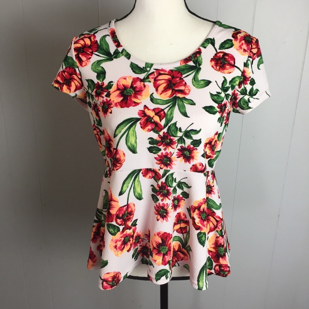✨2/$20✨Hollywood & Vine Floral Peplum Stretch Top